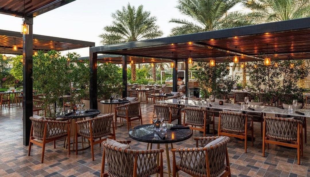 High-quality-Italian-style-outdoor-restaurant-furniture